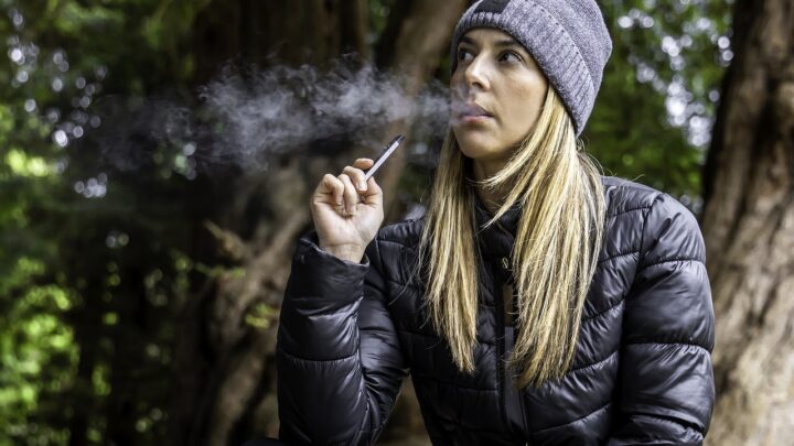 Frau mit E-Zigarette