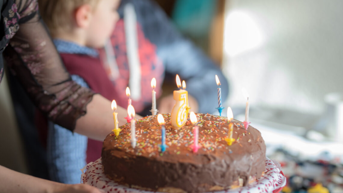 Kindergeburtstag mit Kuchen und Kerzen