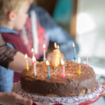 Kindergeburtstag mit Kuchen und Kerzen