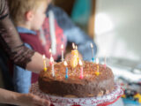 Kindergeburtstag mit Kuchen und Kerzen