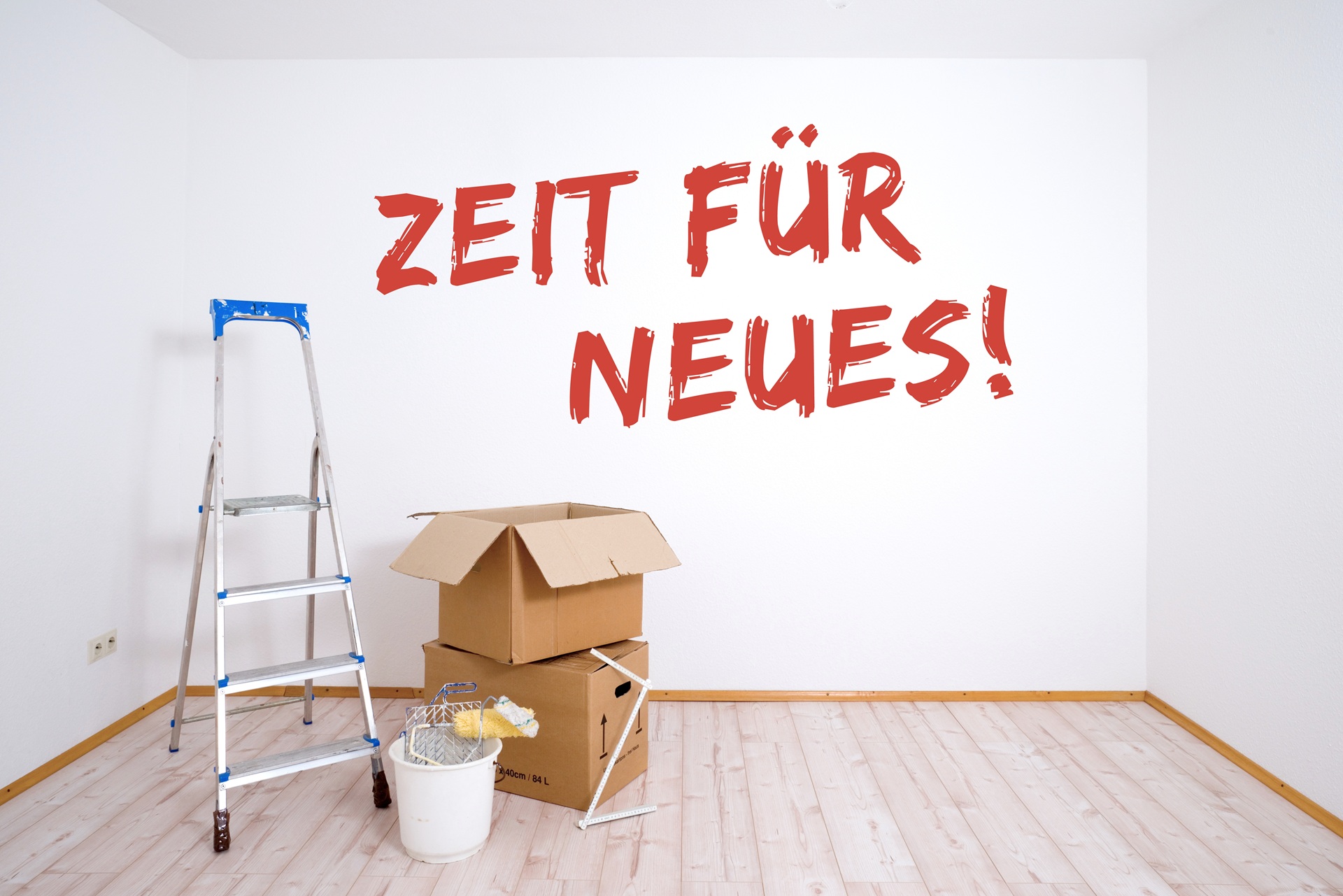 Renovierungsraum mit Kartons und Werkzeug | Reparaturasphalt